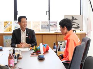 加納選手と笑顔で懇談する市長