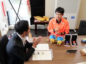 市長と懇談する加納選手