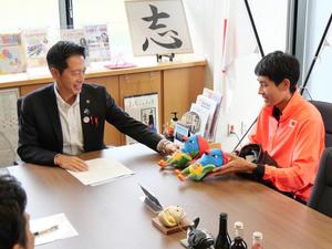 笑顔で懇談する様子