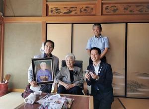 御母堂染谷あい子さんへの肖像画プレゼント時の様子