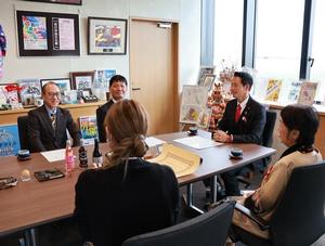 市長、副市長、教育長、ご遺族の皆さんで思い出話をする様子