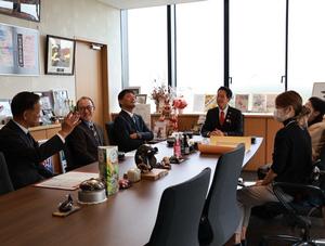 市長、副市長、教育長、ご遺族の皆さんで思い出話をする様子