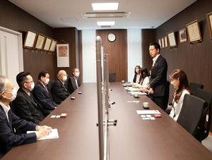 視察冒頭挨拶をする市長