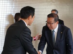 ふじみ野市高畑市長と笑顔で握手をする中原市長
