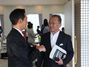 他市町の首長と懇談する中原市長