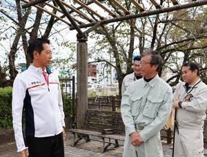 樋口社長と話をする市長