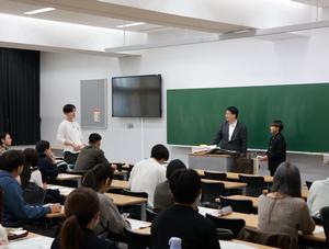 学生が発言する様子