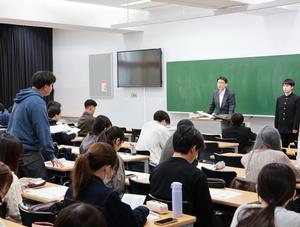 学生が発言する様子