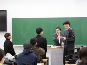 学生が笑顔で朗読した中学生と話す様子