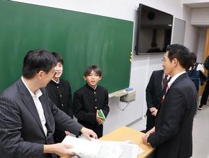 講義後に中学生に話をする市長