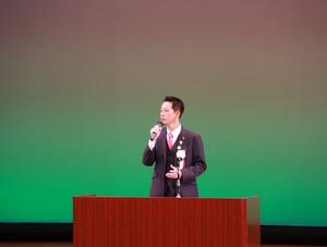 開会式の壇上で挨拶をする市長