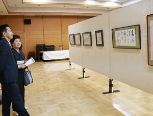 展示作品を鑑賞する市長