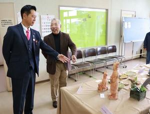 展示作品を鑑賞する市長