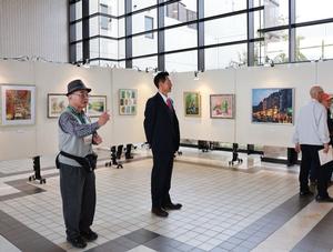 展示作品を鑑賞する市長