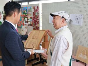 展示作品を鑑賞する市長