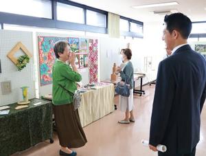展示作品を鑑賞する市長