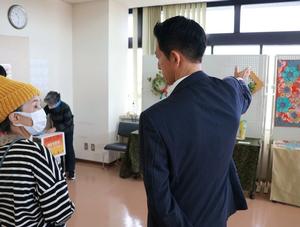 展示作品を鑑賞する市長