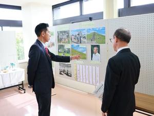 展示作品を鑑賞する市長