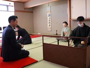 茶道サークルさんでお茶をいただく市長