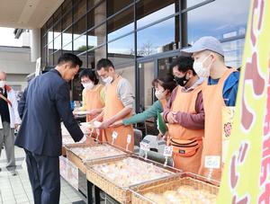 屋外の販売ブースの市長