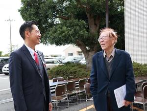 展示作品を鑑賞する市長