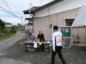 会場に到着して受付の方に挨拶をする市長