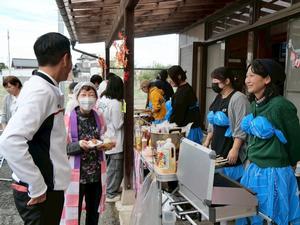 笑顔で皆さんと話をする市長