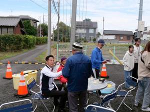 笑顔で皆さんと話をする市長