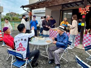 笑顔で皆さんと話をする市長