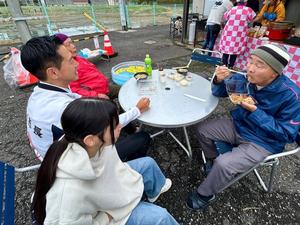 笑顔で皆さんと話をする市長