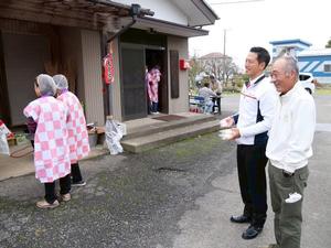 笑顔で皆さんと話をする市長
