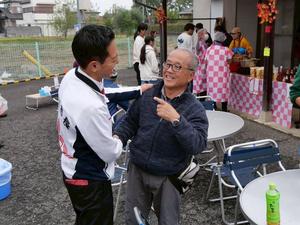 笑顔で皆さんと話をする市長