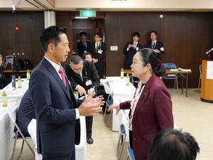 土屋品子議員と話をする市長