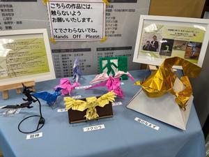 図書館の折り紙作品展示ブース