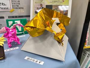 図書館の折り紙作品展示ブース