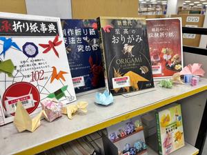 図書館の折り紙作品展示ブース
