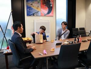 岸上君がお父さんと市長室を訪ねてくれた時の様子