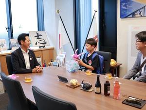 市長に折り紙作品を披露する岸上君