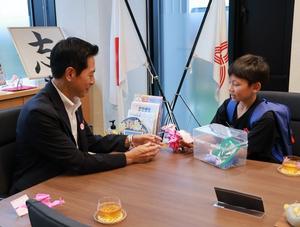 市長に折り紙作品を披露する岸上君