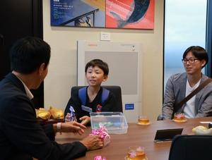 笑顔で市長に説明する岸上君