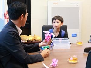 折り紙作品を手にする市長