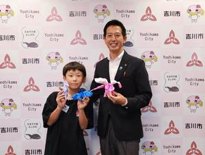 折り紙作品を手に岸上君と市長の記念撮影