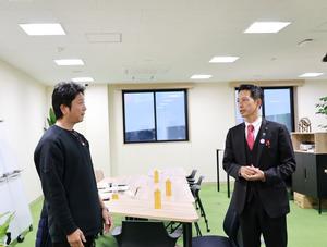 会議室で会社の方と話をする市長