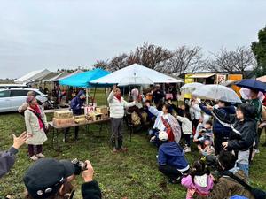 会場の皆さんに手を振る市長