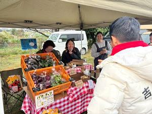 会場内の皆さんと話をする市長