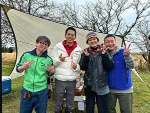 会場内の皆さんと記念撮影をする市長