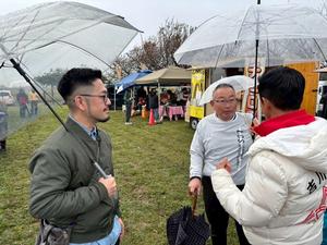 会場内の皆さんと話をする市長