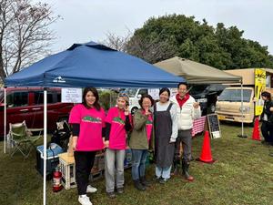 会場内の皆さんと記念撮影をする市長
