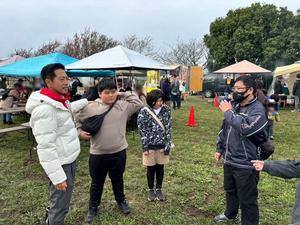 会場内の皆さんと話をする市長