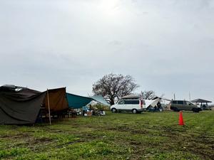 会場に張られたテント